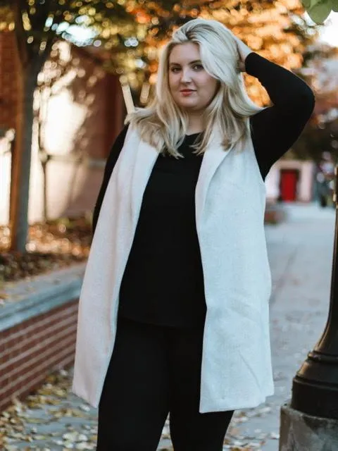 Chic Sleeveless Coat in Oatmeal Curves