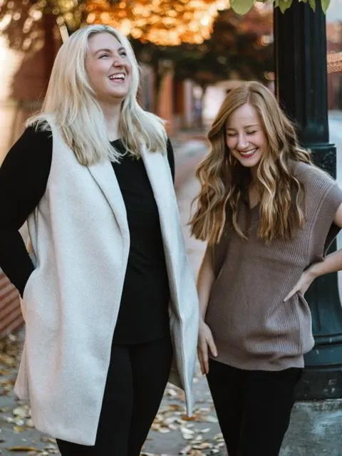 Chic Sleeveless Coat in Oatmeal Curves