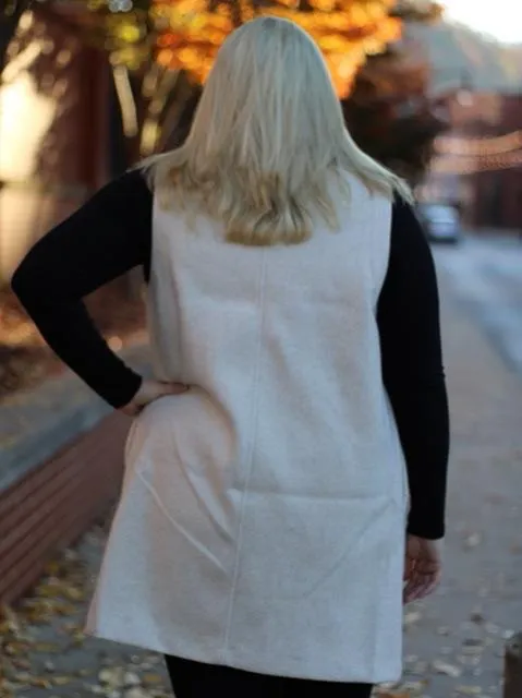 Chic Sleeveless Coat in Oatmeal Curves